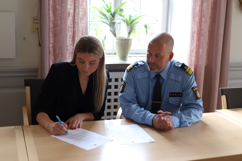 Amanda Lindblad och Henrik Keventer signerar medborgarlöftet.